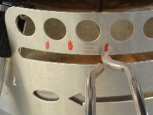 Foto van de markering van de open positie van de onderste ventilatie schuiven van een Weber Gold bbq - door Blue Smoke BBQ.