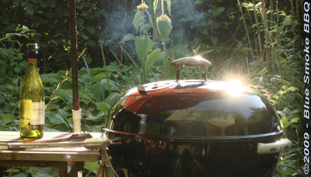 Foto van licht rokende barbecue door Blue Smoke BBQ.