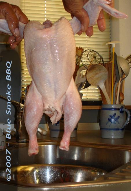 Foto van een naakte kip na een bad van water met azijn ter voorbereiding van het roosteren in oven of barbeque.
