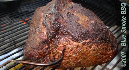 Foto van rib-eye roast op het barbecue rooster, thermometer voeler geplaatst - door Blue Smoke BBQ.