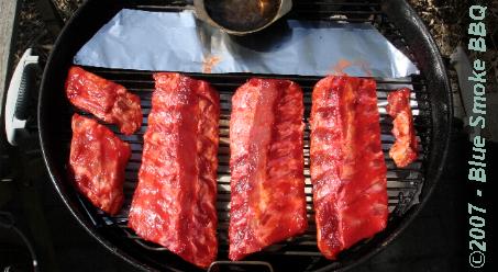 Foto van Chinese Rode Ribben op het barbecue rooster - door Blue Smoke BBQ.